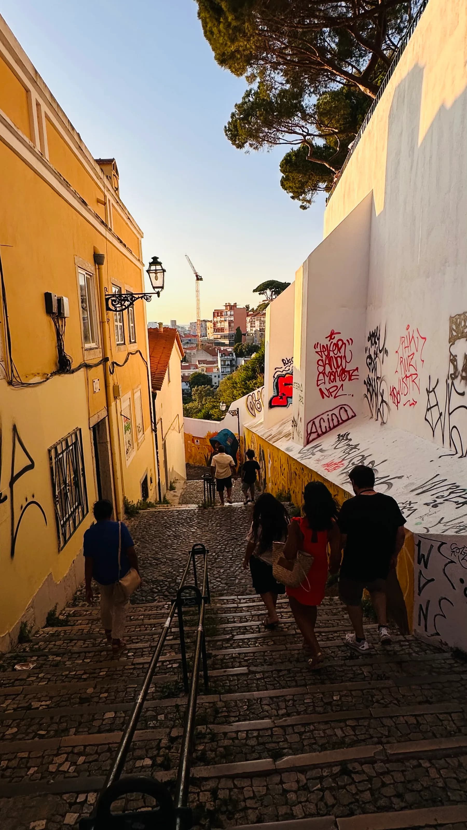 Escadinhas do Caracol da Graça e as paredes do percurso
