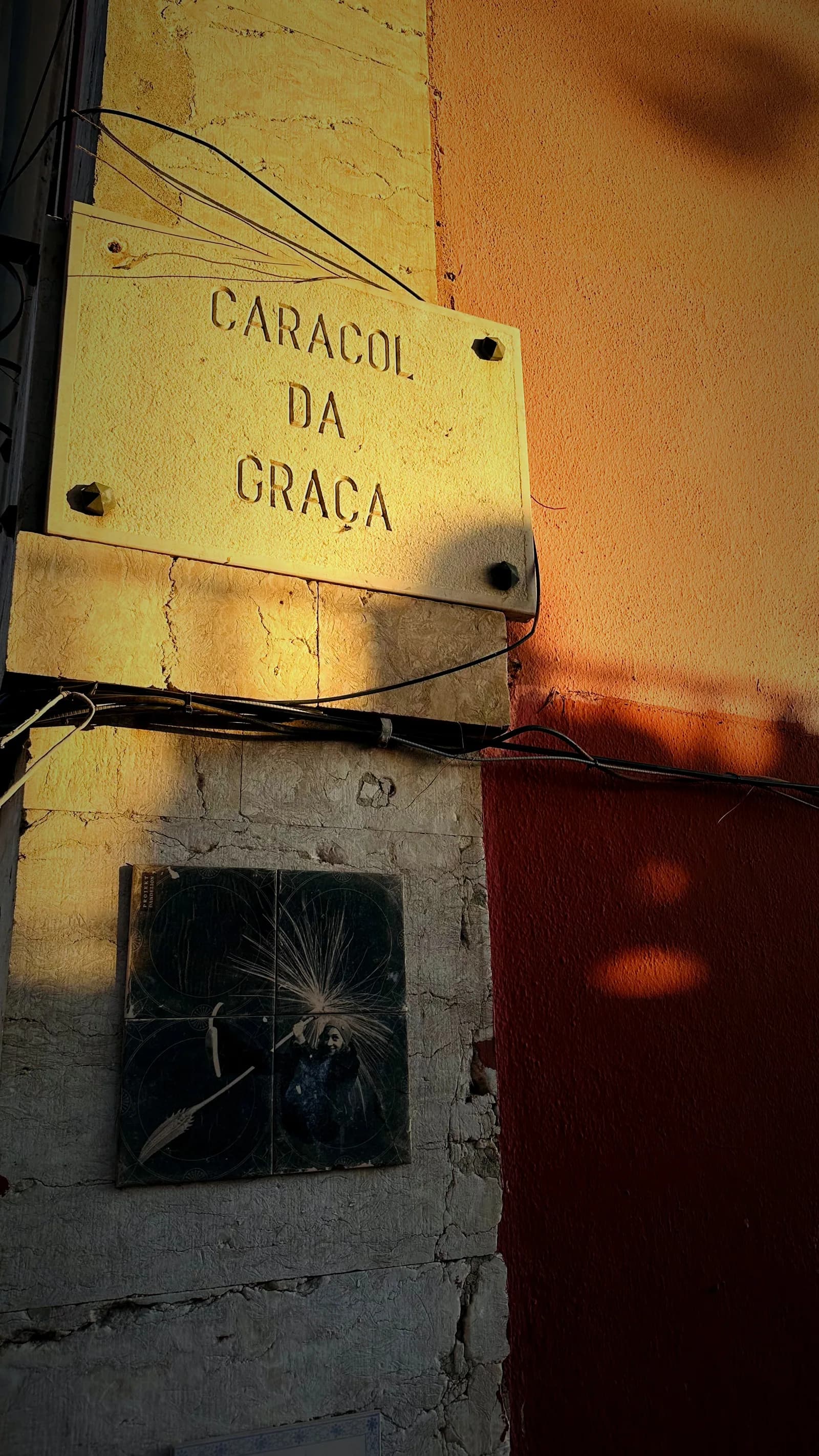Placa do Caracol da Graça junto às paredes do percurso